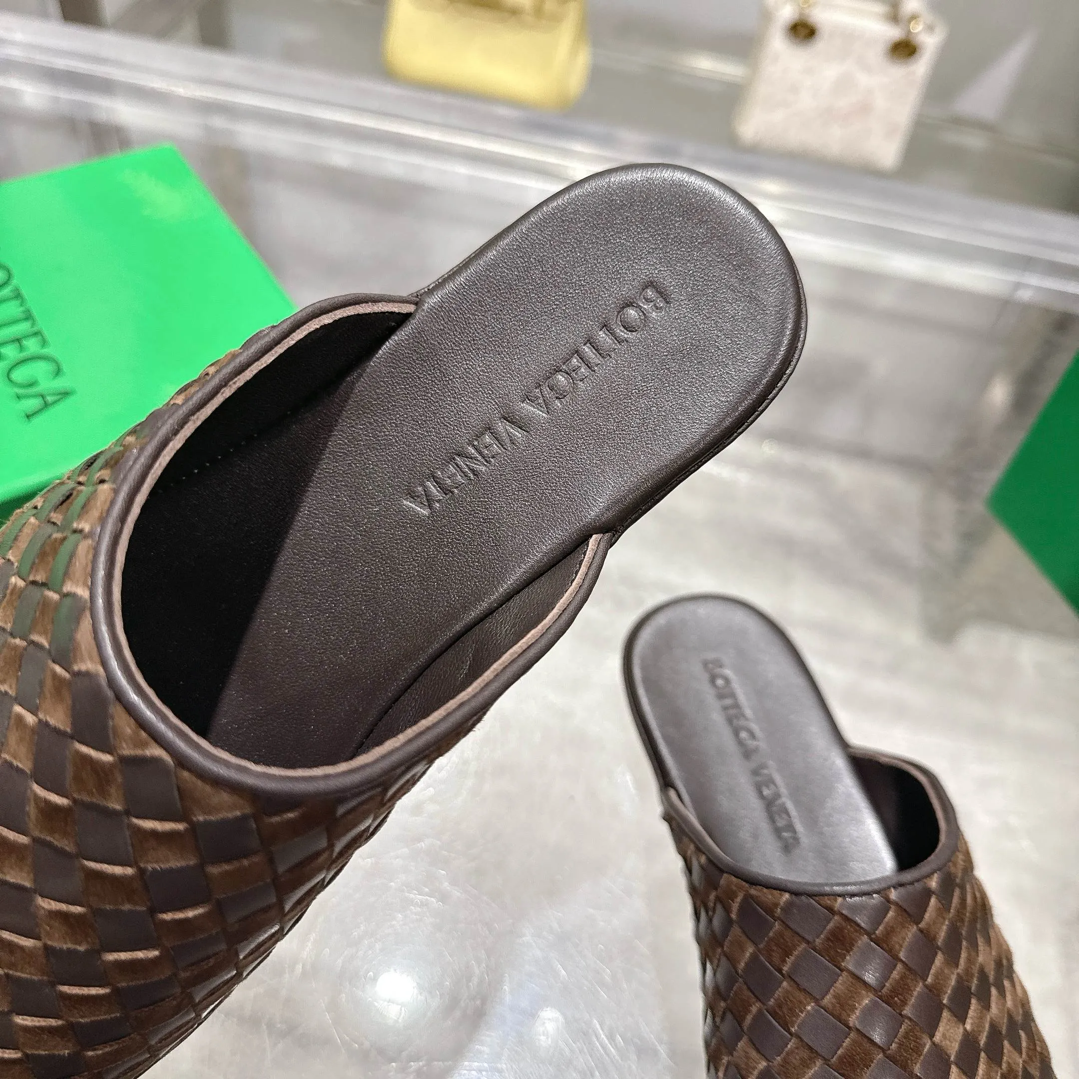 [BV] Top P: 720💰Size for couples: Female 35-39 Male 39--44 (Female 40. Male 38.45.46.47 customization is not returnable) [Note‼ ️] Add 💰 to size 46, add 💰 to size 47. Bottega Veneta's 2025 autumn counter synchronized genuine leather outsole classic woven half-drag couple model Bottega Veneta square toe flat shoes, imported mixed sheepskin, imported sheep! Leather outsole! [Rose][Rose]! Purely hand-woven and operated, the original board is reproduced one-to-one! quality assurance!